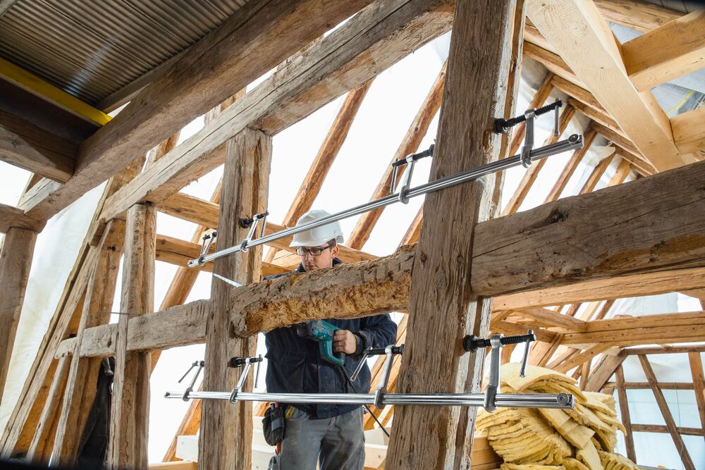 Le serre-joint variable haute performance SLV permet de serrer deux poutres