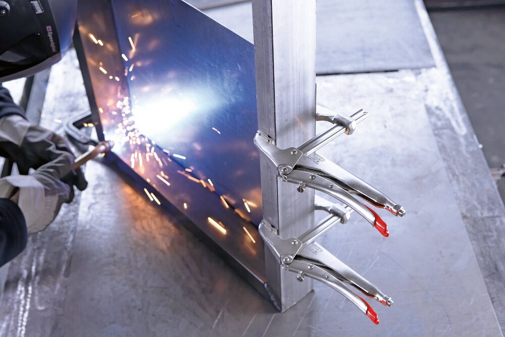 La pince-étau serre les cadres métalliques