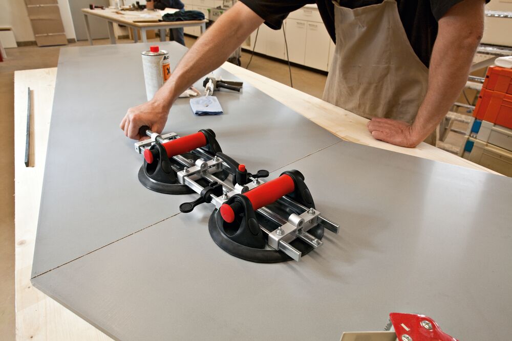 Le tendeur de panneaux PS130 rapproche deux panneaux en Corian