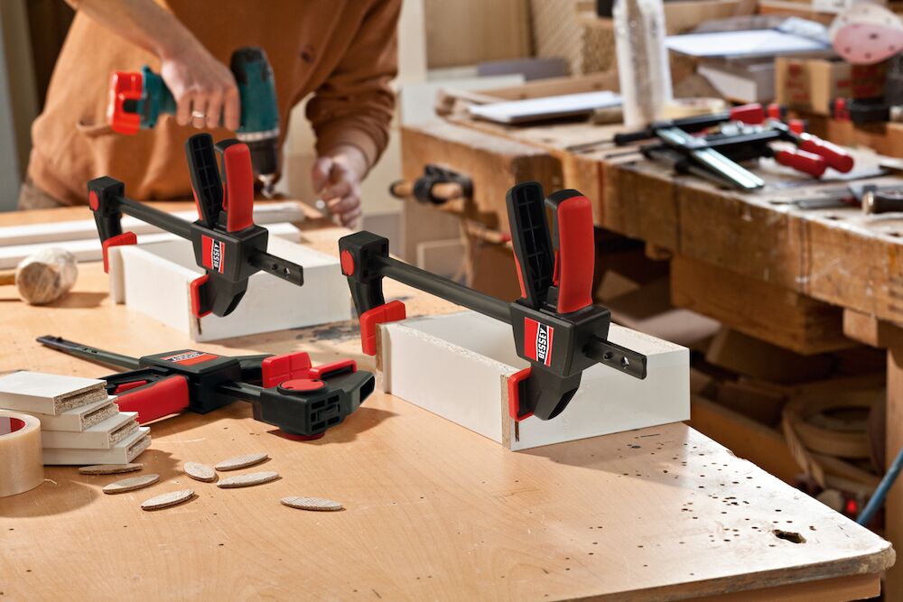 One-handed clamps