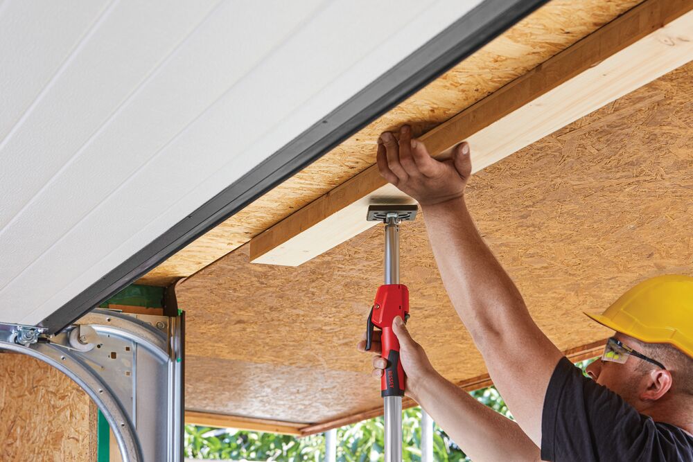 Le support de plafond STE se soulève d'une seule main et fixe une poutre 