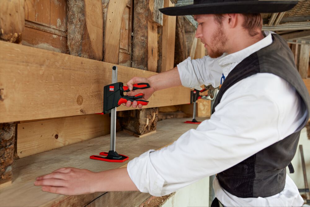 L'outil de montage à une main BEYCEPS soulève une armoire et l'aligne à l'aide d'un niveau à bulle